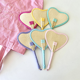 Abanico de paja con forma de corazón