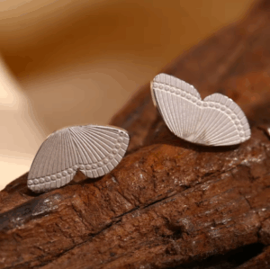 Aretes pequeños de mariposa plateada