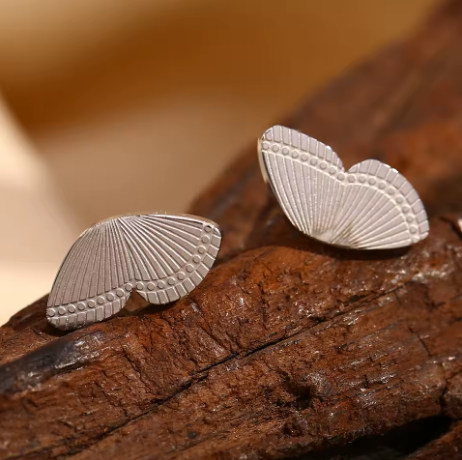 Aretes pequeños de mariposa plateada