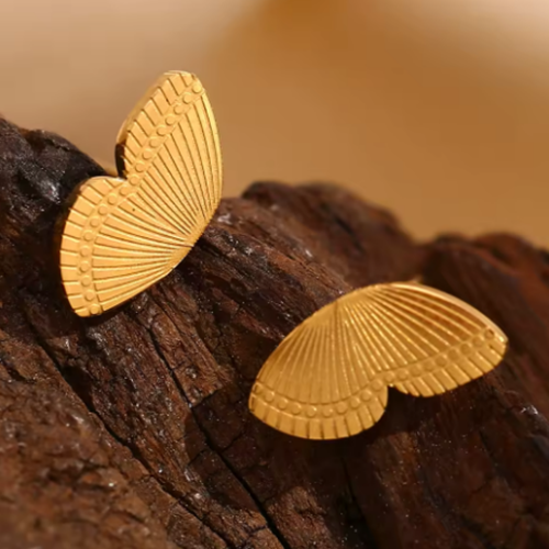Pendientes pequeños de mariposa dorada